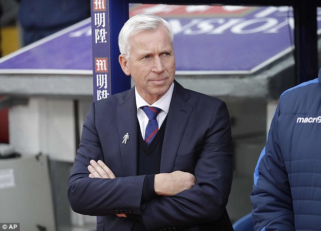 HLV Pardew vừa bị Crystal Palace sa thải