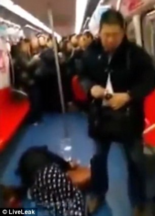 Sau khi uống thuốc diệt sâu tự tử, những người này ngã xuống sàn. Ảnh: Live Leak