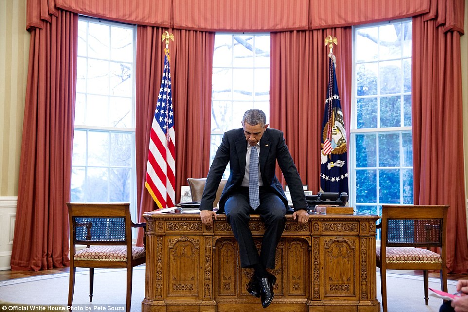 Tổng thống Obama ngồi cả lên bàn trầm tư suy nghĩ trước cuộc họp trực tuyến với các nhà lãnh đạo châu Âu vào ngày 23-12-2016.