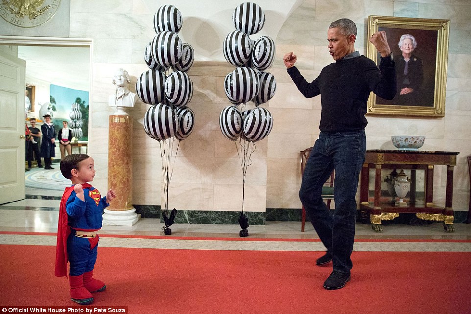 Sau khi Tổng thống Obama thừa nhận ông cảm thấy những người tuyết trang trí trong vườn Nhà Trắng hơi rùng rợn, các nhân viên đã trêu ông bằng cách di chuyển 4 người tuyết đến gần phòng Bầu dục hơn.