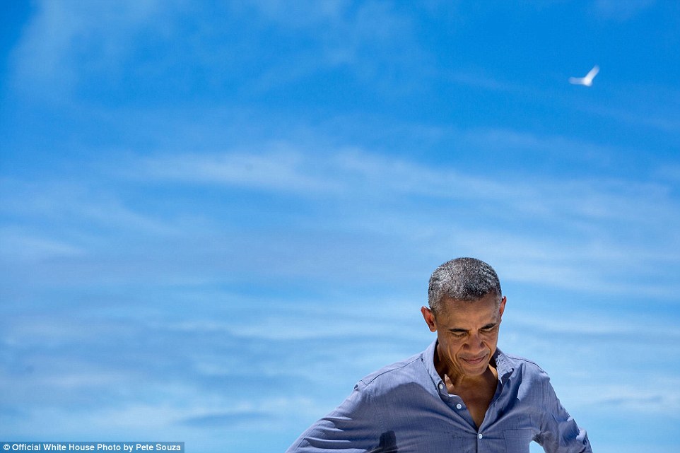 Khoảnh khắc suy tư của ông Obama khi đang trò chuyện với một ký giả của kênh National Geographic trong chuyến thăm đảo Midway ở Bắc Thái Bình Dương