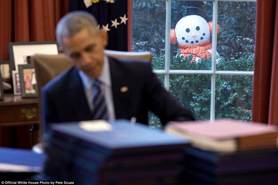 Sau khi Tổng thống Obama thừa nhận ông cảm thấy những người tuyết trang trí trong vườn Nhà Trắng hơi rùng rợn, các nhân viên đã trêu ông bằng cách di chuyển 4 người tuyết đến gần phòng Bầu dục hơn.
