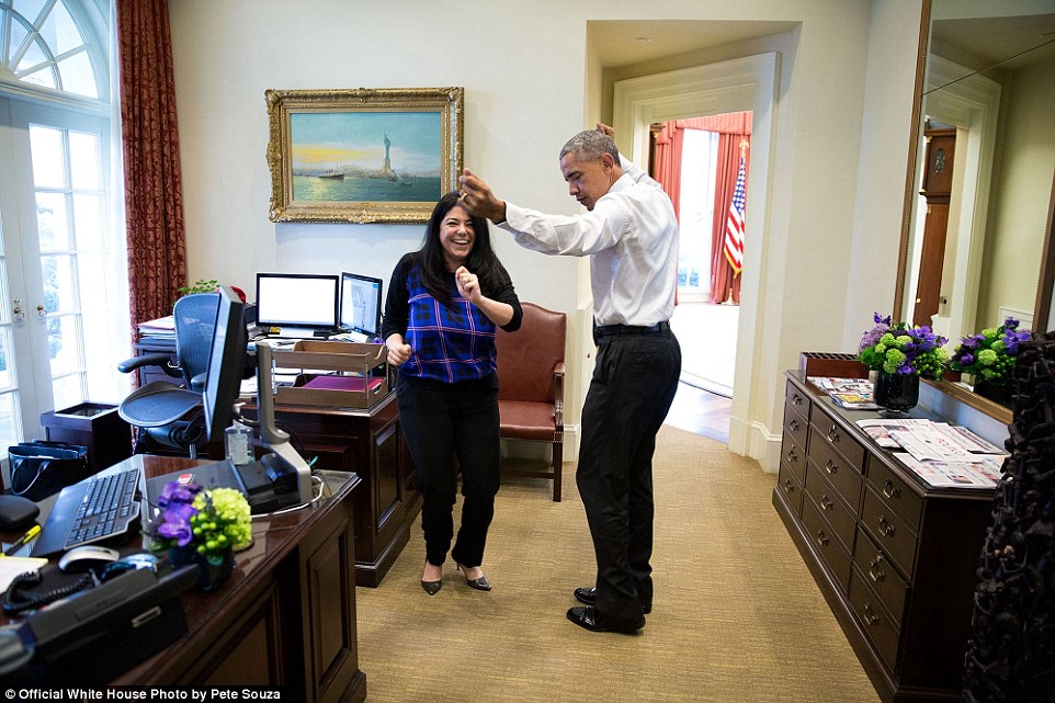 Ông Obama nhảy cùng trợ lý Ferial Govashiri hồi tháng 3-2016. Nhiếp ảnh gia Souza kể rằng Tổng thống đang giúp trợ lý của mình chuẩn bị cho lễ cưới sắp tới của cô.