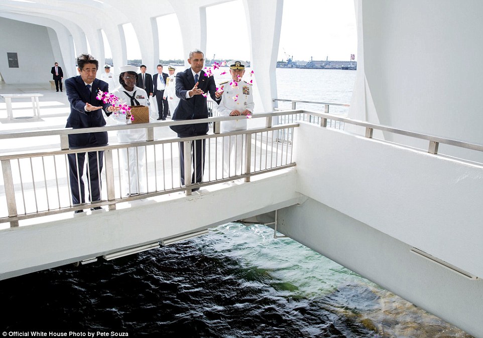 Tổng thống Obama cùng Thủ tướng Nhật Shinzo Abe rải hoa tưởng niệm ở Trân Châu Cảng hôm 27-12-2016.