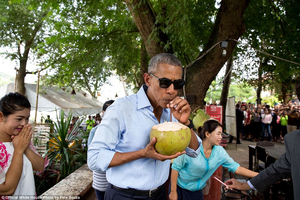 Tổng thống Obama uống nước dừa trong chuyến thăm chính thức đến Lào. Ông là người Tổng thống Mỹ đầu tiên đến thăm chính thức Lào.