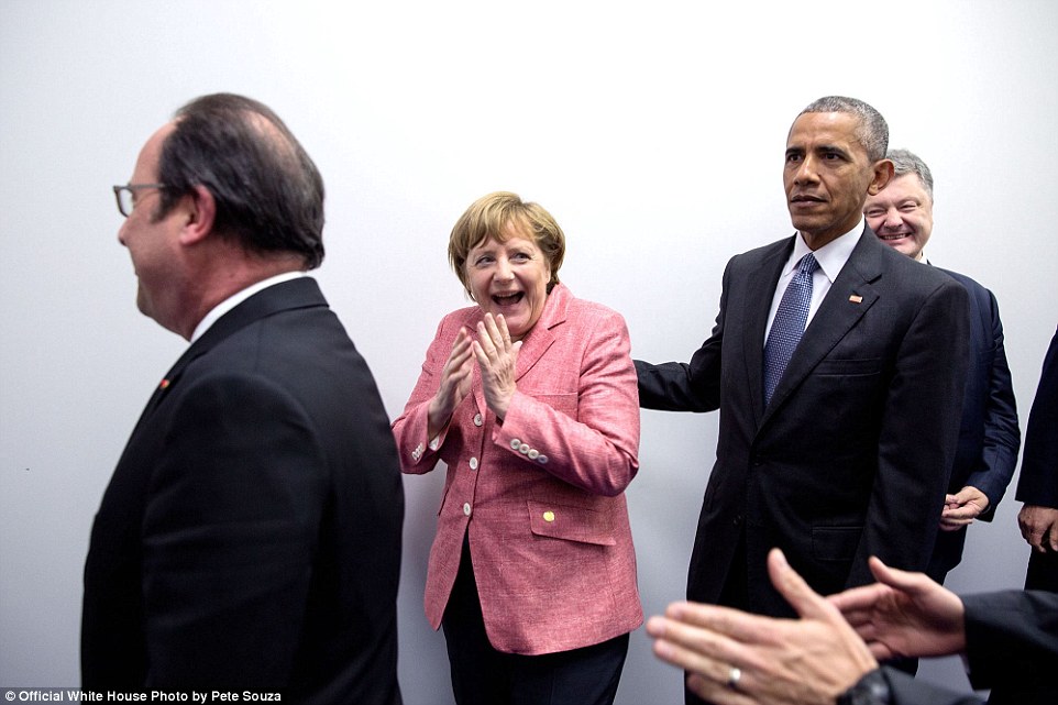 Ông Obama và Thủ tướng Đức Angela Merkel phản ứng khá hài hước khi chứng kiến đông đảo phóng viên phải tụm lại để chụp ảnh chung cho các nhà lãnh đạo ở Hội nghị thượng đỉnh NATO tại Ba Lan hôm 9-7-2016
