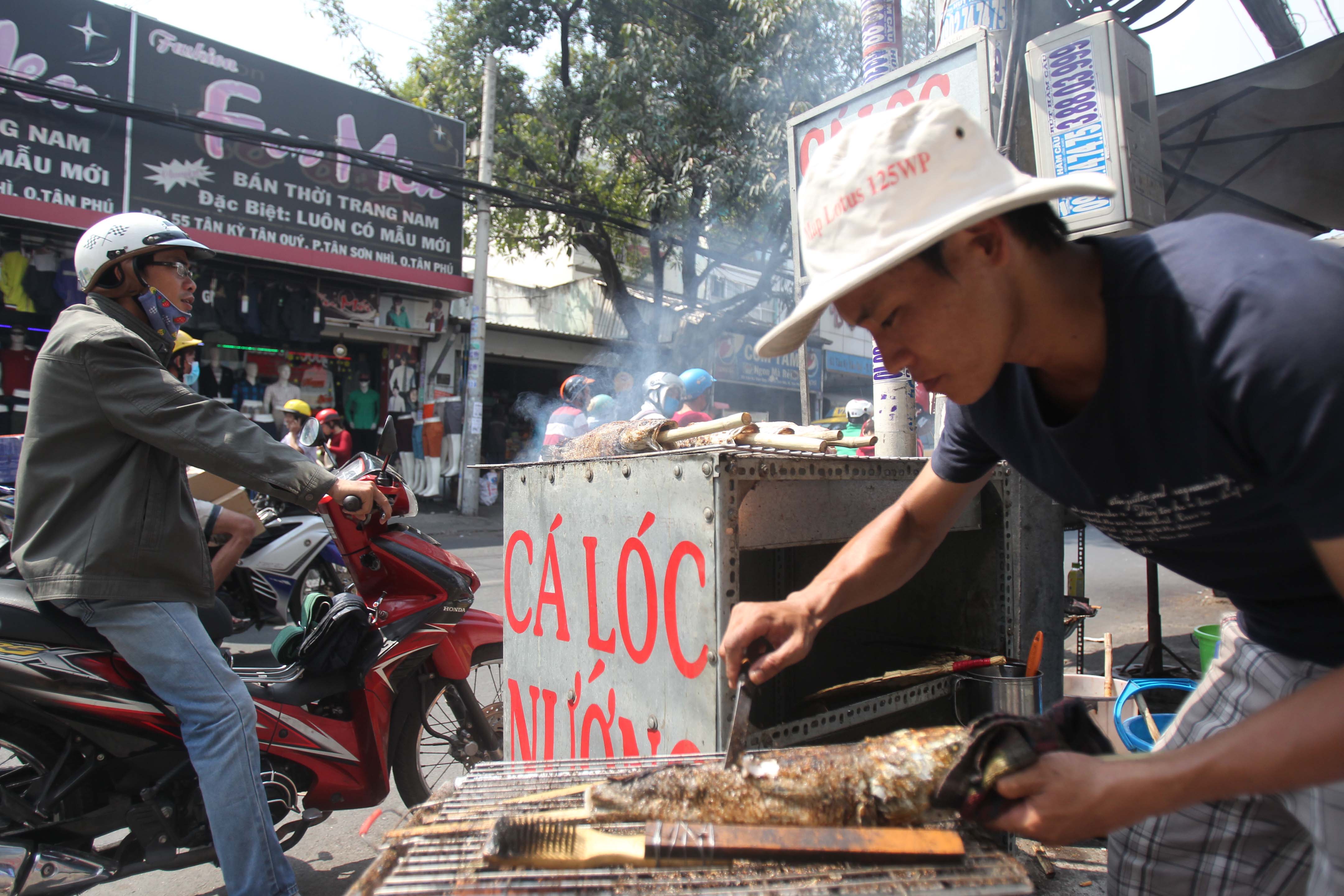 Cá lóc nướng đắt hàng ngày Thần Tài