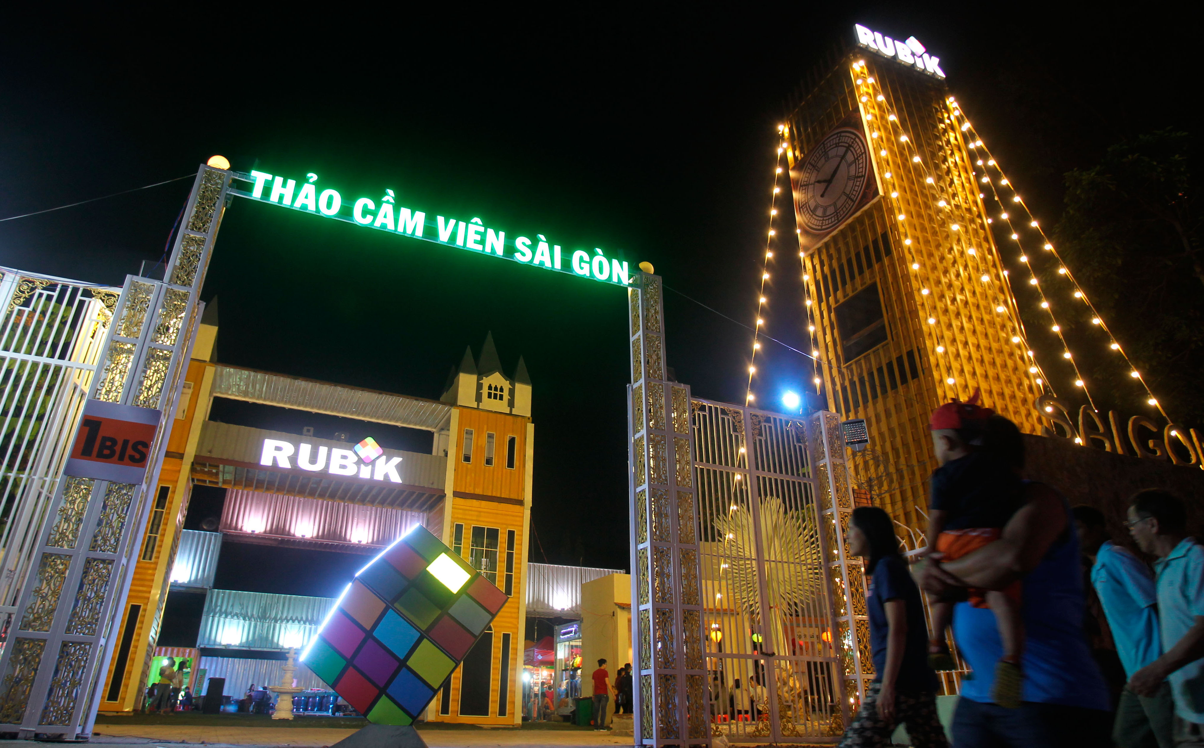 Do khu chợ được đặt trong khuôn viên của Thảo Cầm Viên Sài Gòn nên có tên gọi là Rubik Zoo. Khu chợ có tổng diện tích hơn 5.000 m2, tổng cộng 300 gian hàng container và lều bạt.