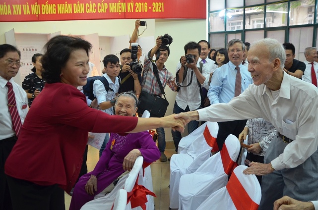 Chủ tịch Quốc hội Nguyễn Thị Kim Ngân tươi tắn đi bầu cử