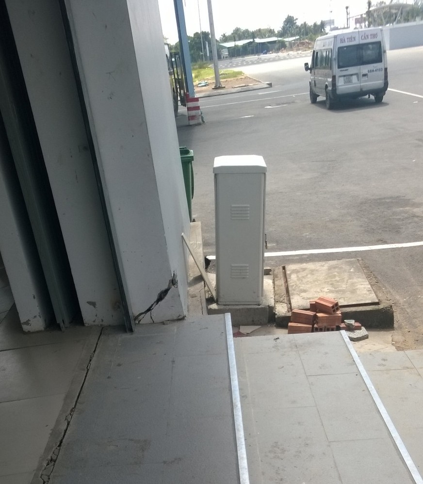 "Làm tốc hành theo yêu cầu", bến xe 300 tỉ đồng hư hỏng "nhẹ"