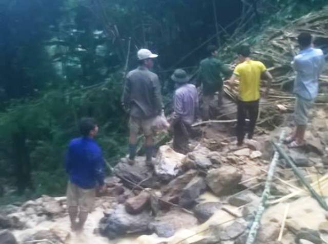 Người dân và chính quyền địa phương tiếp cận hiện trường để tìm kiếm các nạn nhân xấu số