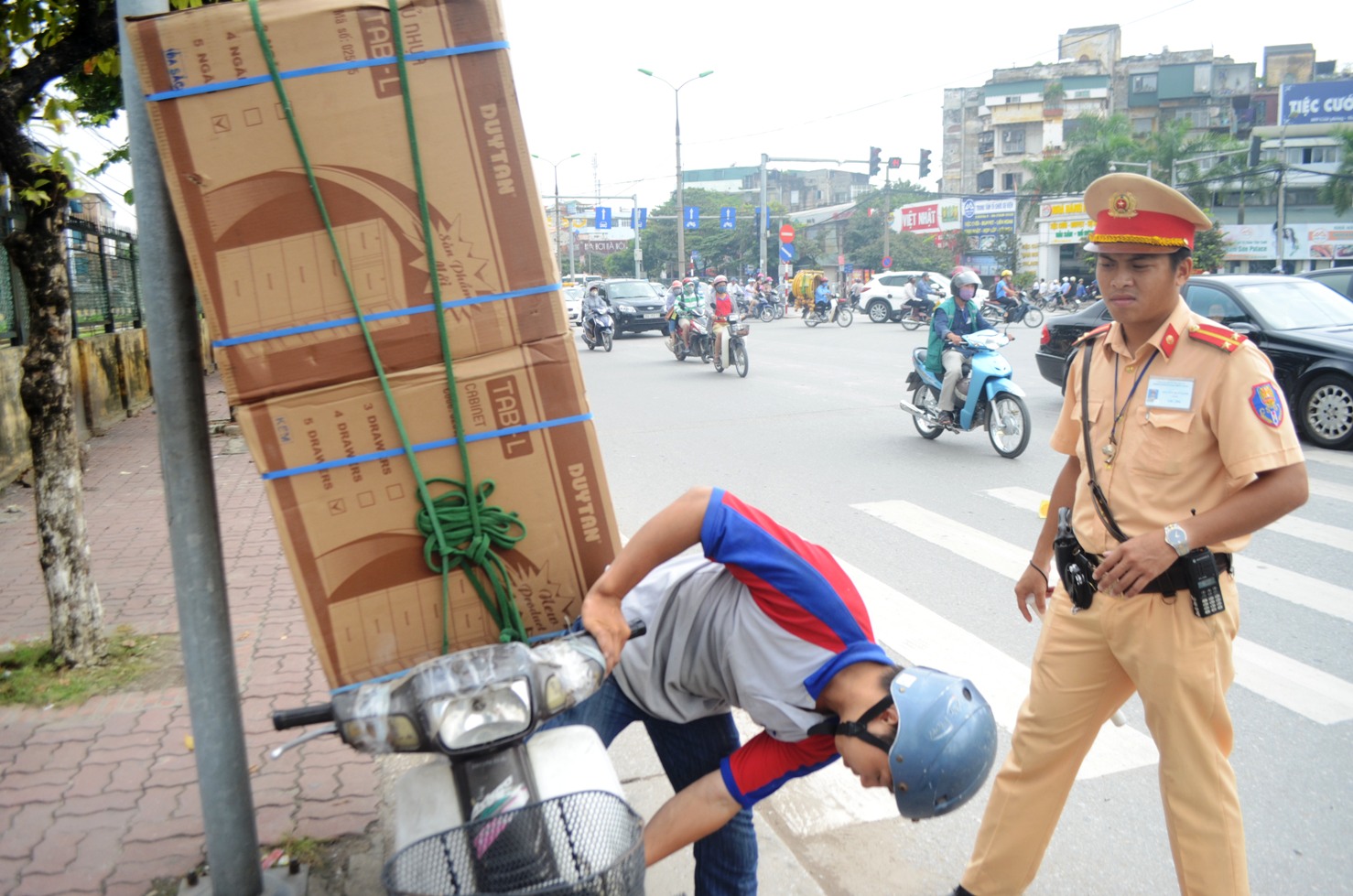 Các phương tiện dùng để chở hàng cồng kềnh đa số đều đã cũ nát, không đảm bảo an toàn khi tham gia giao thông
