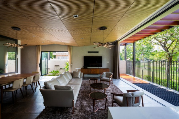 Ngoài ra ở đây còn được bố trí một bộ sofa cỡ lớn để cả nhà ngồi thư giãn trước hoặc sau giờ cơm.