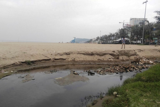Nước thải đen kịt, hôi thối “đầu độc” biển Sầm Sơn