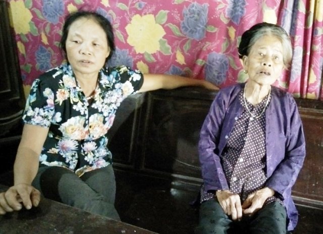 
Cụ b&agrave; 87 tuổi L&ecirc; Thị Qu&yacute; (phải ảnh) c&oacute; cuộc sống qu&aacute; kh&oacute; khăn nhưng ch&iacute;nh quyền địa phương kh&ocirc;ng hề để &yacute;
