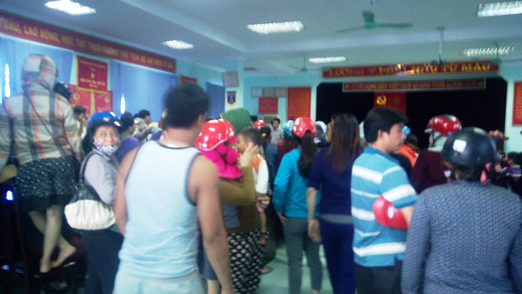 Sự việc thu h&uacute;t h&agrave;ng trăm người hiếu k&igrave; theo d&otilde;i