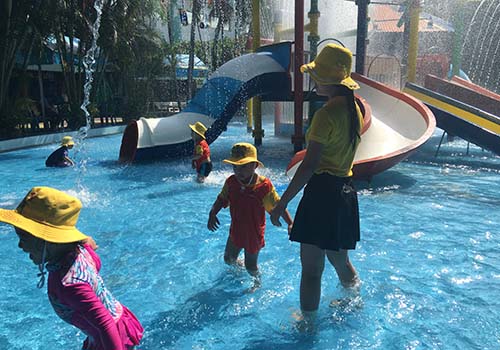 Các bé được hướng dẫn làm quen với môi trường nước