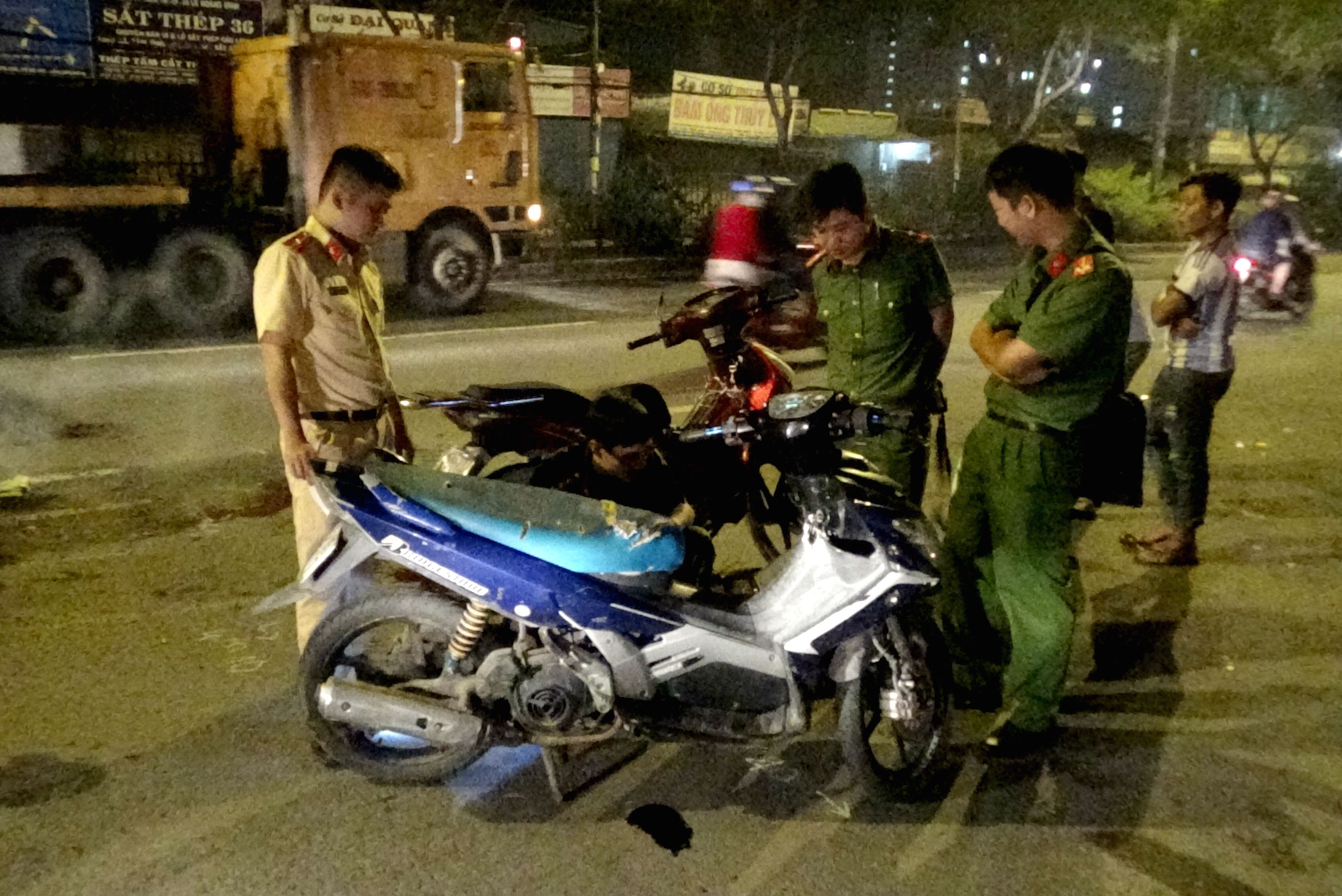 Va chạm xe máy, người đàn ông đập đầu vào dải phân cách tử vong