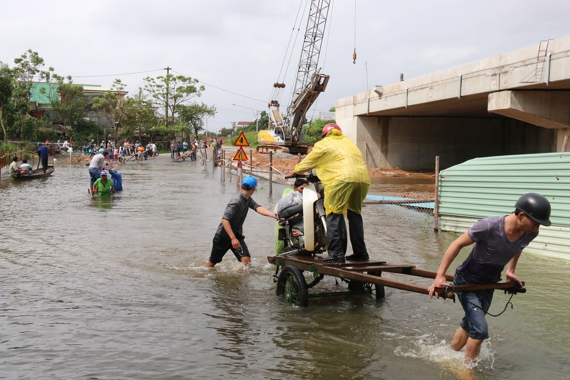 
Vận chuyển h&agrave;ng trăm người v&agrave; phương tiện qua lại, dịch vụ n&agrave;y đang hốt bạc
