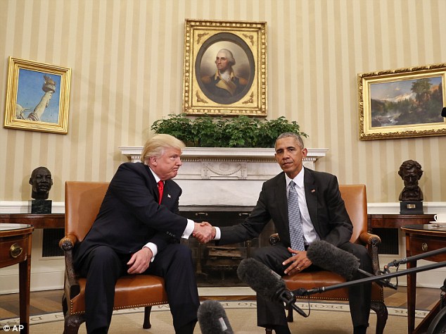Cuộc gặp được đánh giá gượng gạo giữa ông Obama và ông Trump. Ảnh: AP