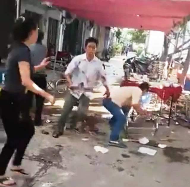 Cảnh ch&eacute;m nhau kinh ho&agrave;ng tại tiệc th&ocirc;i n&ocirc;i khiến nhiều người bị thương (ảnh cắt từ clip)