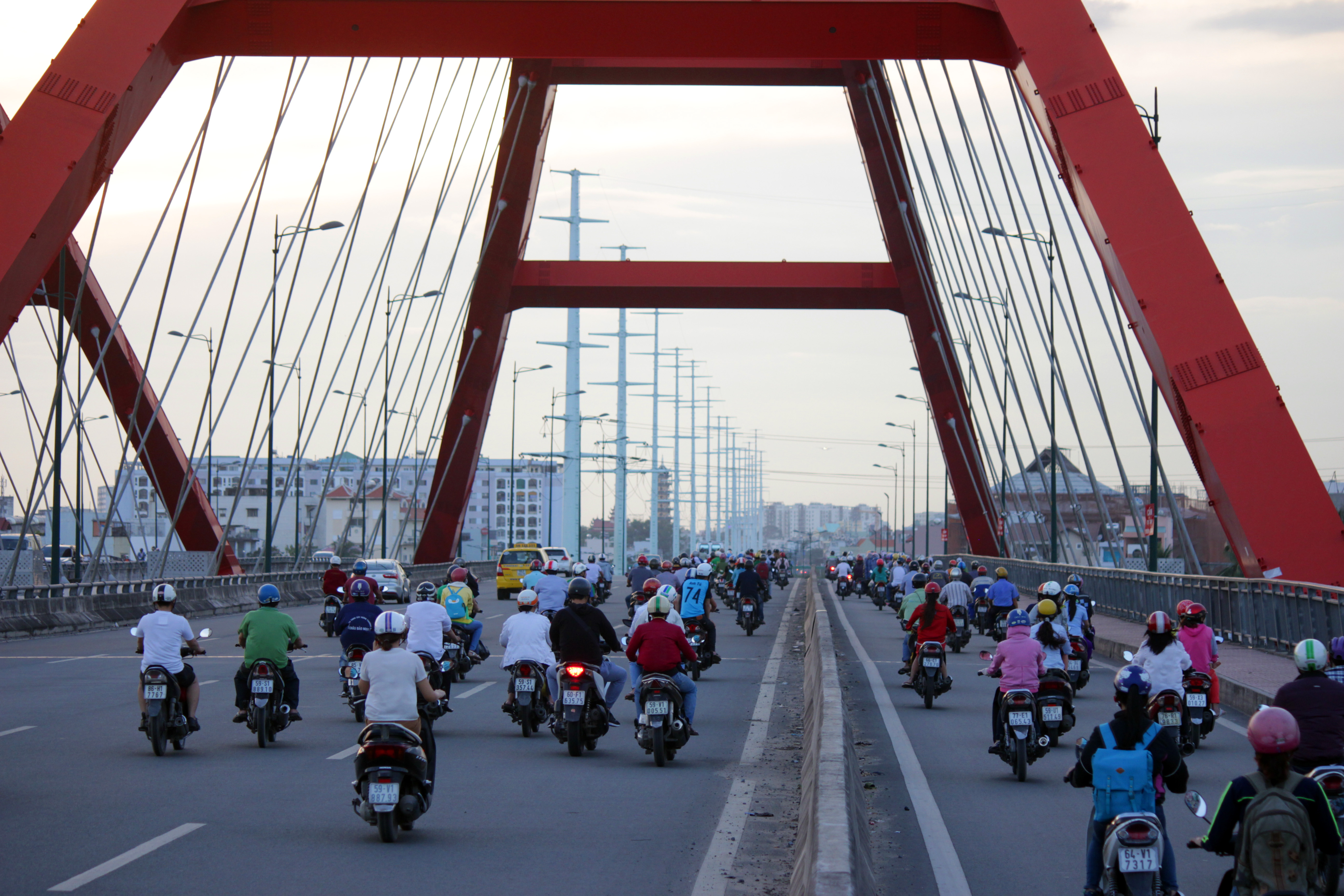 Tại đoạn giao nhau tr&ecirc;n cầu B&igrave;nh Lợi, xe m&aacute;y chạy hỗn loạn v&agrave;o tất cả c&aacute;c l&agrave;n đường v&agrave;o khoảng 16 giờ chiều 18-11. C&aacute;c d&ograve;ng xe nhộn nhịp giao ch&eacute;o nhau qua hai l&agrave;n đường &ocirc; t&ocirc; v&agrave; xe m&aacute;y hết sức nguy hiểm.