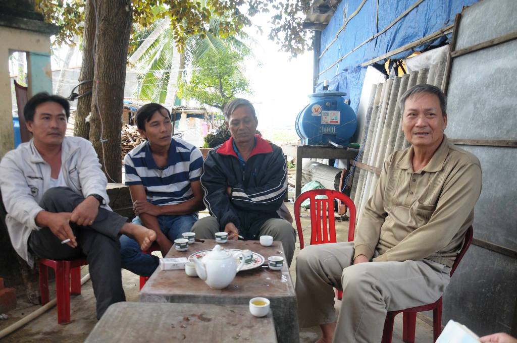 Người thân 11 ngư dân trên tàu cá QNg 92823TS lo lắng đợi tin tức từ tàu cá gặp nạn. Ảnh: T.Trực