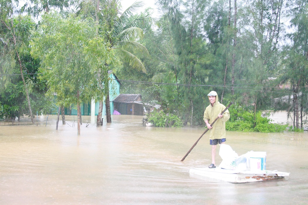 Người dân dùng ghe thuyền để di chuyển đồ đạc đi tránh lũ