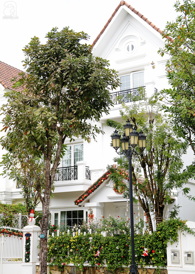 Để chất Giáng sinh trọn vẹn, cổng nhà còn được trang trí một người tuyết đính kim tuyến rất dễ thương.