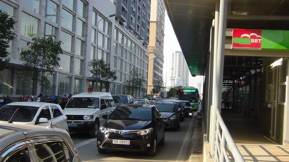 Nhiều phương tiện khác lấn vào lành xe buýt nhanh vì đường quá hẹp