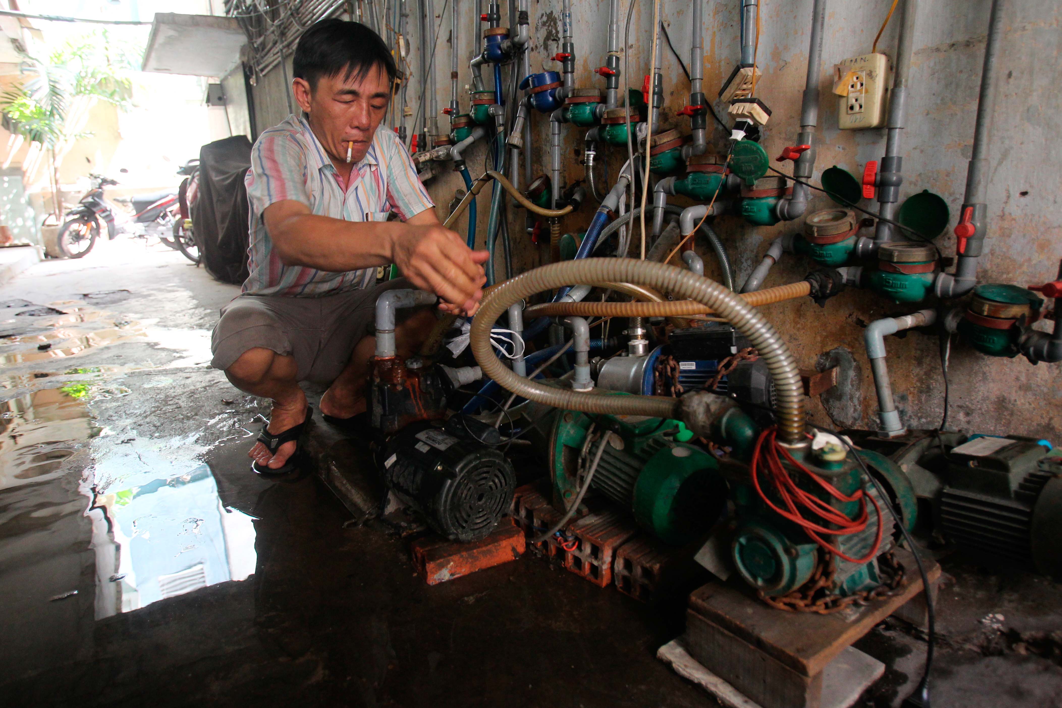 Anh Thái (sống ở tầng trệt) đang sửa chữa lại đường nước cho máy bơm