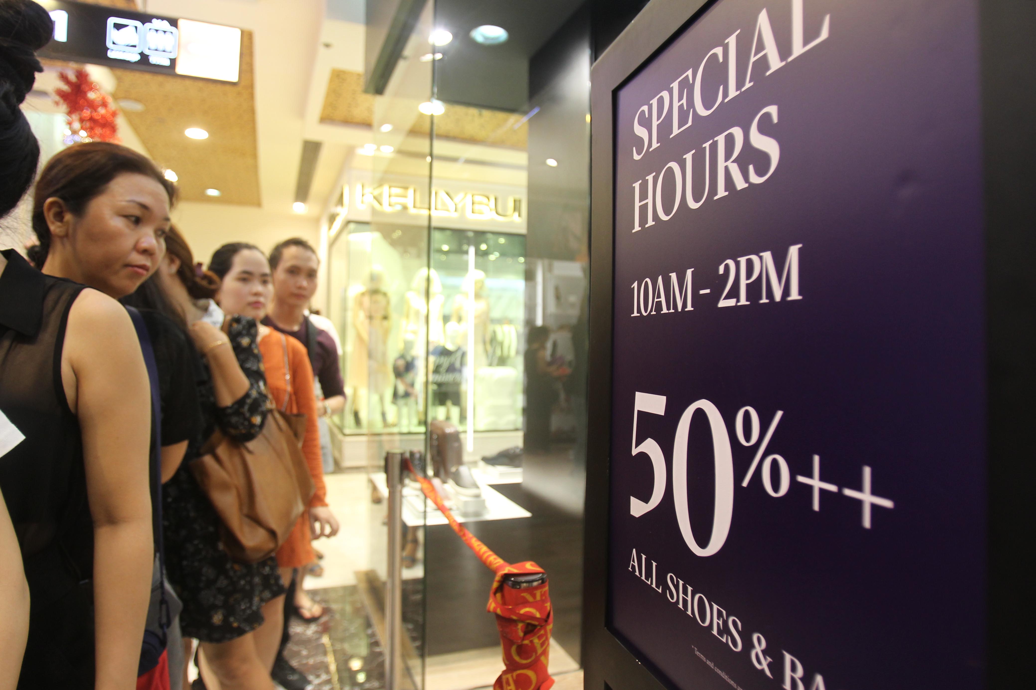 TP HCM: Đông nghẹt người xếp hàng mua đồ giảm giá ngày Black Friday