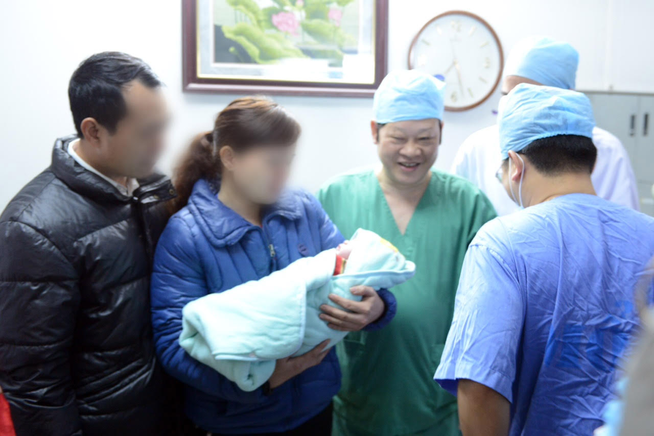 Cháu bé đầu tiên chào đời bằng phương pháp mang thai hộ