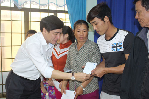 Sẻ chia cùng người dân vùng lũ
