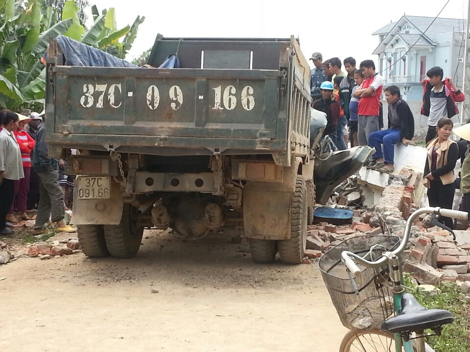 Cổng làng gây họa