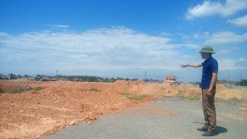 “Xà xẻo” tiền đền bù của dân