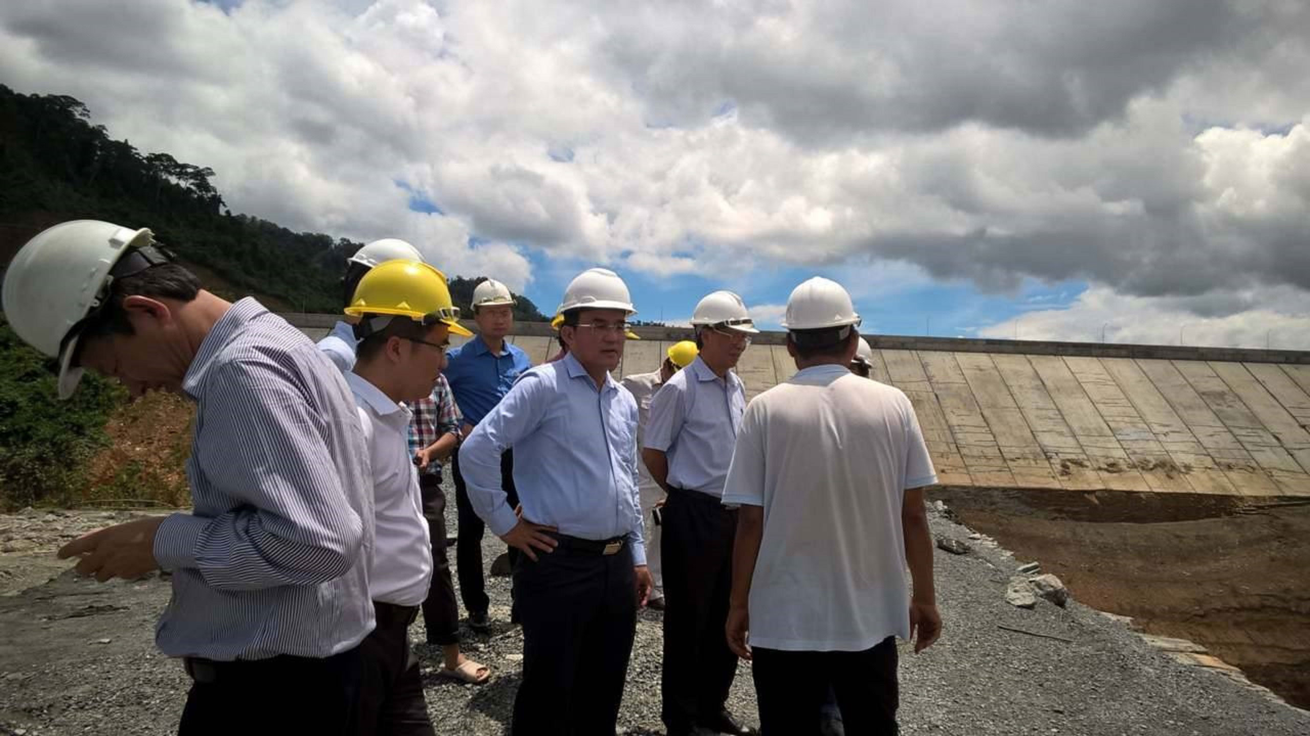 Ông Dương Quang Thành (thứ ba từ phải qua), Chủ tịch Hội đồng thành viên EVN, kiểm tra hiện trường vụ vỡ cống dẫn thủy điện Sông Bung 2