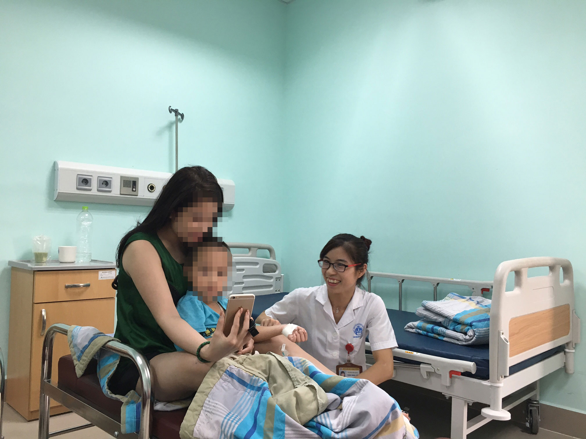 Bệnh viện “đắt” quá, đâu phải nhà thương!