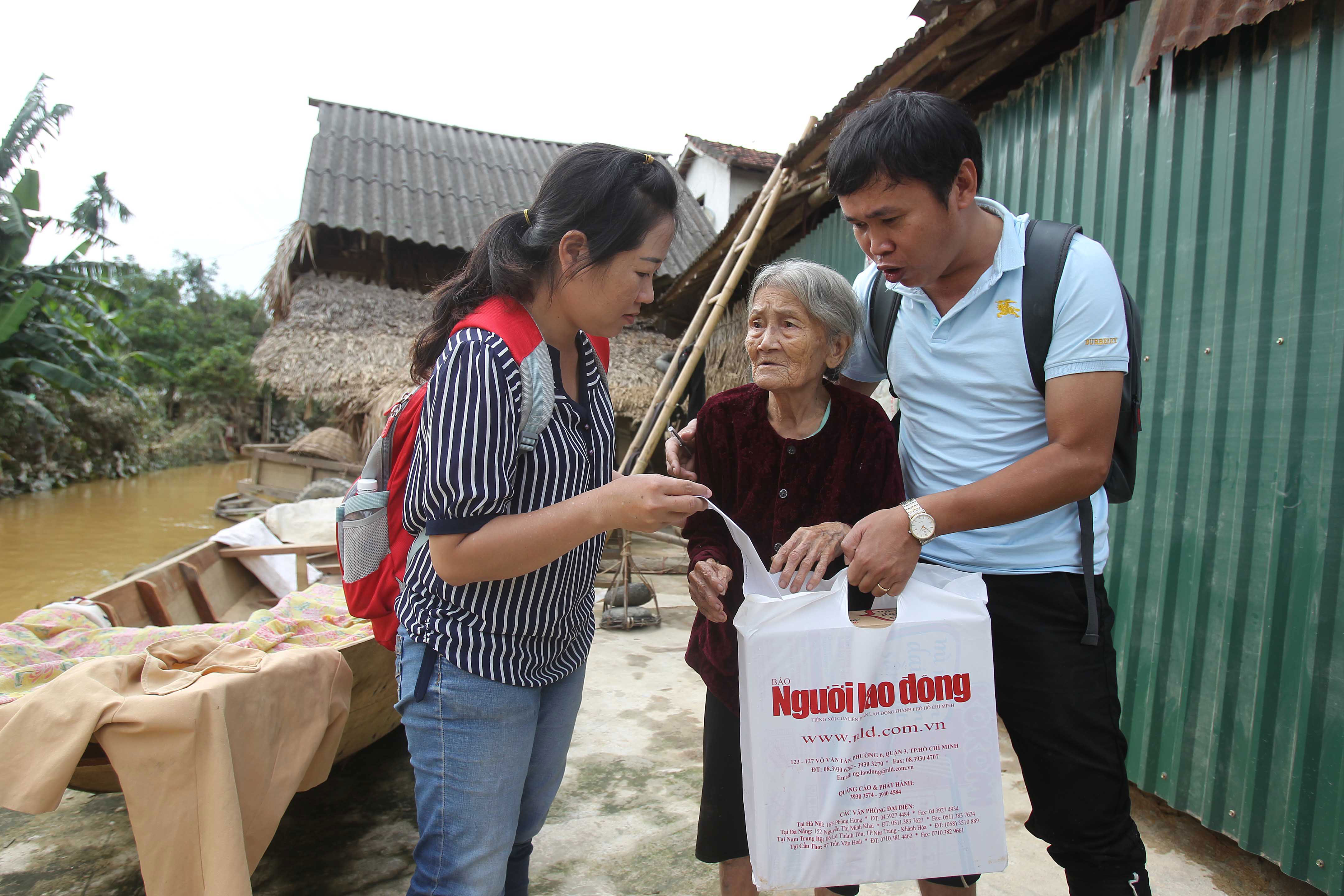 Lũ không chia cắt được tình người
