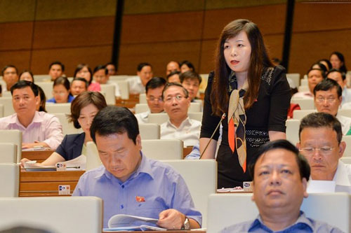 Các đại biểu đóng góp ý kiến tại cuộc họp Quốc hội ngày 10-11 Ảnh: VĂN DUẨN