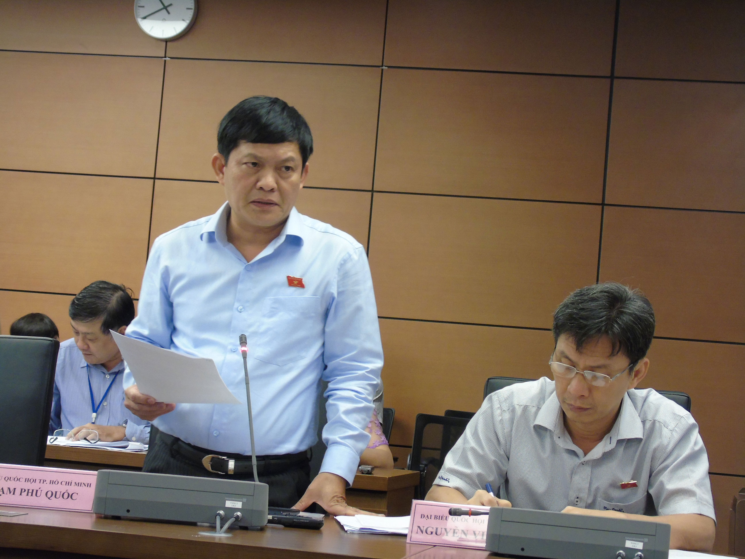 Thận trọng khi thông qua danh mục giấy phép con