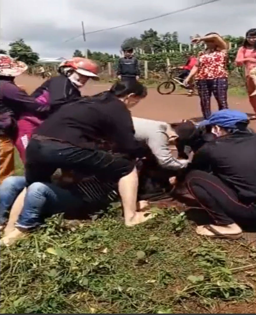 Đánh ghen tàn nhẫn, xử lý nhẹ hều