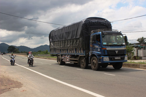 Xe tải chạy nhiều trên Quốc lộ 1 qua tỉnh Khánh Hòa khi trạm cân tạm dừng Ảnh: KỲ NAM