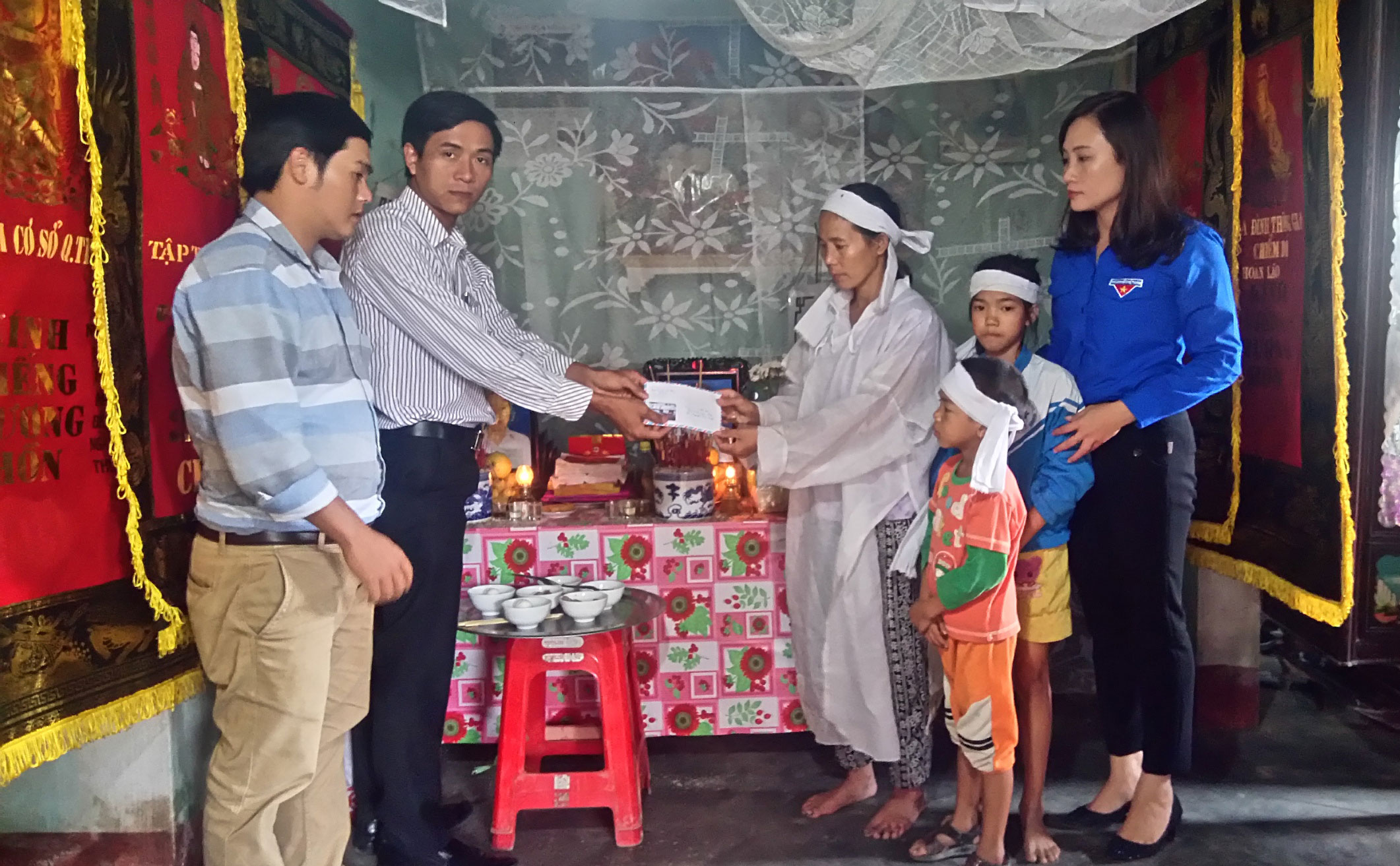 
Đại diện B&aacute;o Người Lao Động trao 10 triệu đồng hỗ trợ gia đ&igrave;nh chị Nguyễn Thị Tuyết Ảnh: MINH TUẤN

