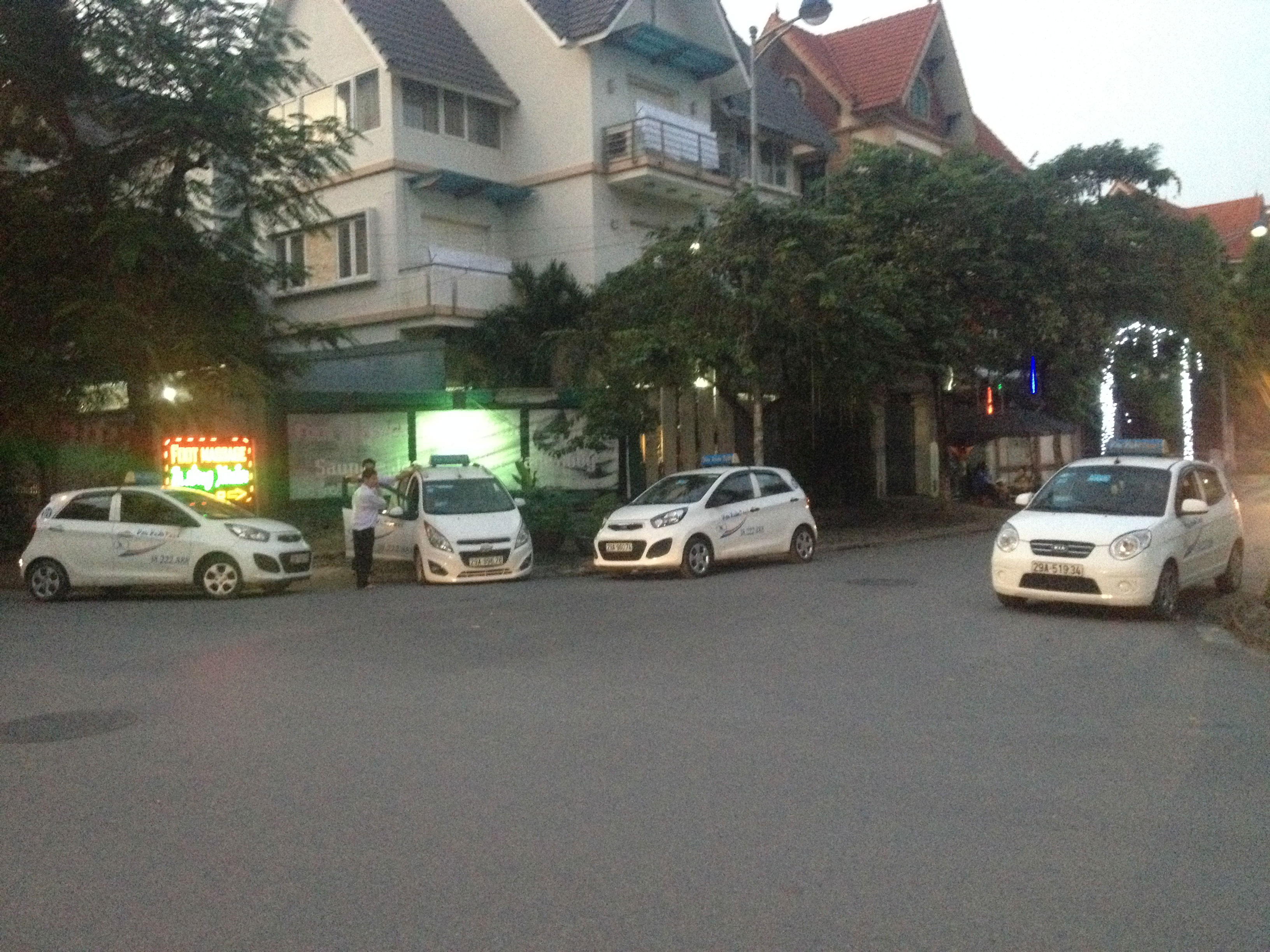 
Quy định phải nghỉ ngơi sau khi l&aacute;i xe li&ecirc;n tục 4 giờ l&agrave;m nhiều t&agrave;i xế taxi kh&oacute; h&agrave;nh nghề Ảnh: NGUYỄN HƯỞNG
