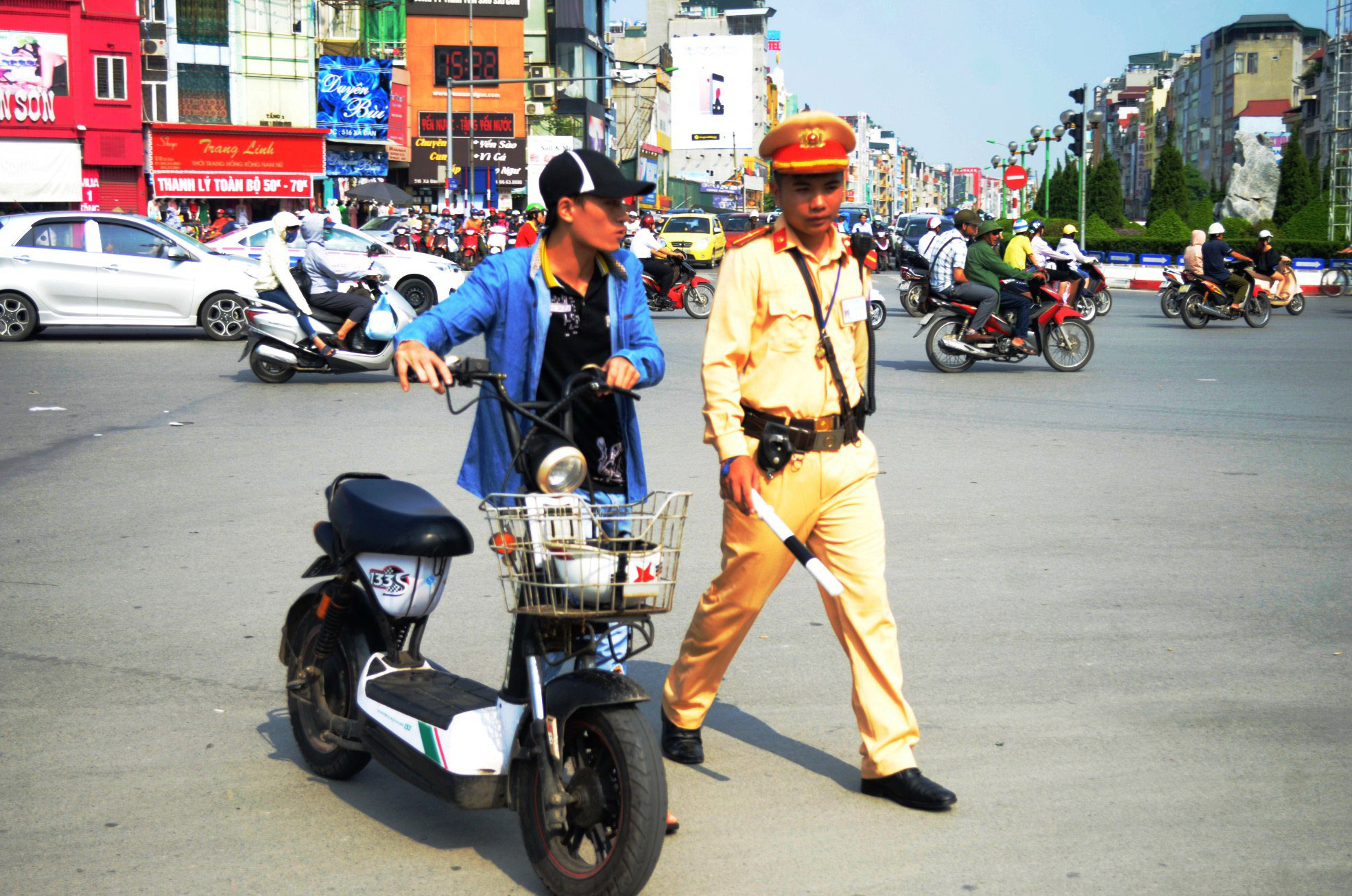 Phạt xe máy điện: Dân bất ngờ