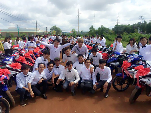 Cặp đôi 9X đám cưới, rước dâu 'độc chiêu' bằng 90 xe Exciter