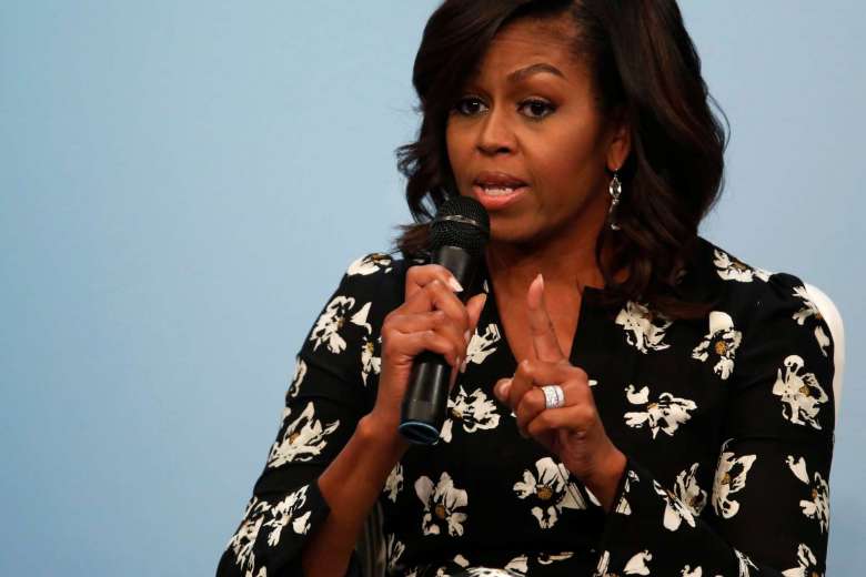 Bà Michelle Obama bị ví là vượn mang giày cao gót. Ảnh: REUTERS