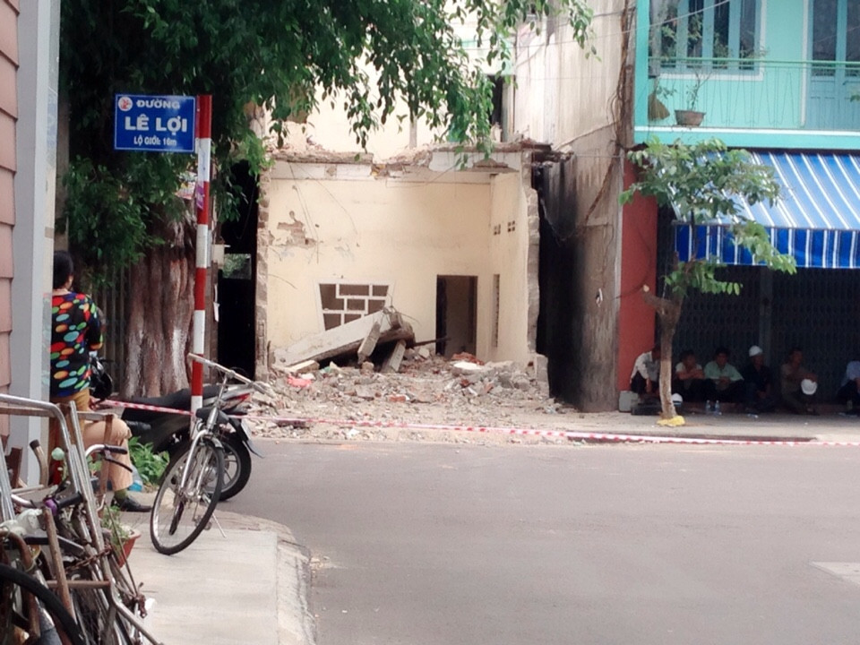 Ng&ocirc;i nh&agrave; bị sập khiến anh Đức tử vong