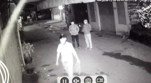 Truy tìm 3 thanh niên đốt quán ốc